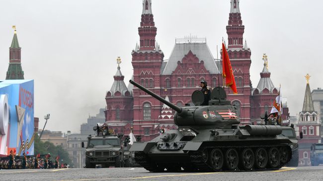 Танк Т-34-85 на военном параде на Красной площади, посвящённом 74-й годовщине Победы в Великой Отечественной войне Танк Т-34-85 на военном параде на Красной площади, посвящённом 74-й годовщине Победы в Великой Отечественной войне