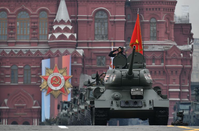 Танк Т-34-85 на военном параде на Красной площади, посвящённом 74-й годовщине Победы в Великой Отечественной войне