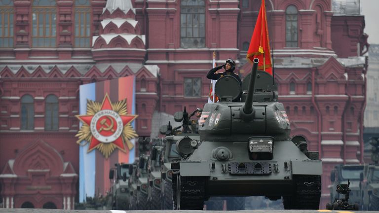 Танк Т-34-85 на военном параде на Красной площади, посвящённом 74-й годовщине Победы в Великой Отечественной войне Танк Т-34-85 на военном параде на Красной площади, посвящённом 74-й годовщине Победы в Великой Отечественной войне