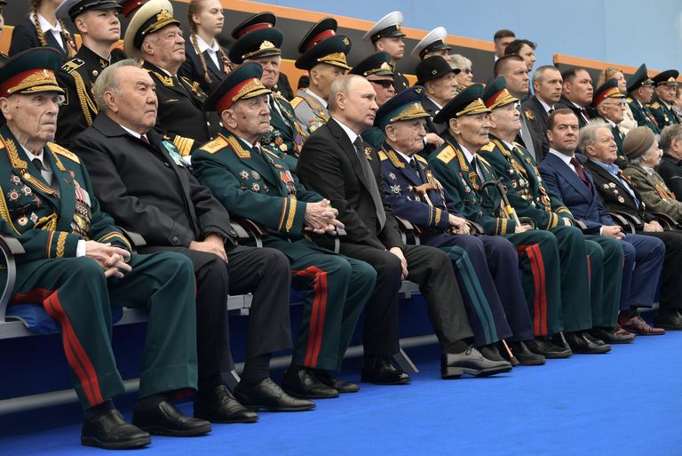 Президент России - верховный главнокомандующий вооруженными силами Владимир Путин и глава Совета безопасности Казахстана и председатель правящей партии Нур Отан Нурсултан Назарбаев на военном параде в честь 74-й годовщины Победы в ВОВ на Красной площади в Москве Президент России - верховный главнокомандующий вооруженными силами Владимир Путин и глава Совета безопасности Казахстана и председатель правящей партии Нур Отан Нурсултан Назарбаев на военном параде в честь 74-й годовщины Победы в ВОВ на Красной площади в Москве
