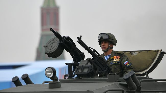 Военнослужащий в кабине бронеавтомобиля Тигр на военном параде на Красной площади, посвящённом 74-й годовщине Победы в Великой Отечественной войне Военнослужащий в кабине бронеавтомобиля Тигр на военном параде на Красной площади, посвящённом 74-й годовщине Победы в Великой Отечественной войне
