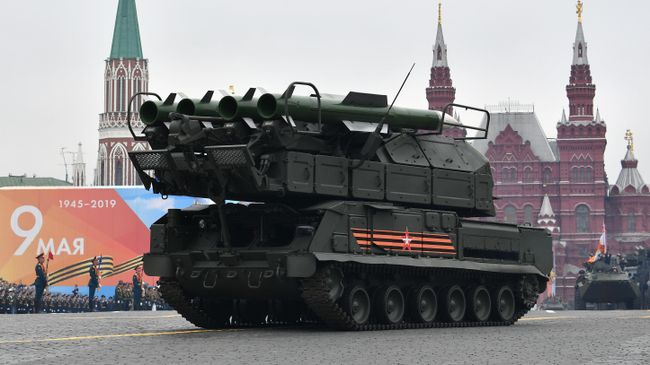 Зенитный ракетный комплекс Бук-М2 на военном параде на Красной площади, посвящённом 74-й годовщине Победы в Великой Отечественной войне Зенитный ракетный комплекс Бук-М2 на военном параде на Красной площади, посвящённом 74-й годовщине Победы в Великой Отечественной войне