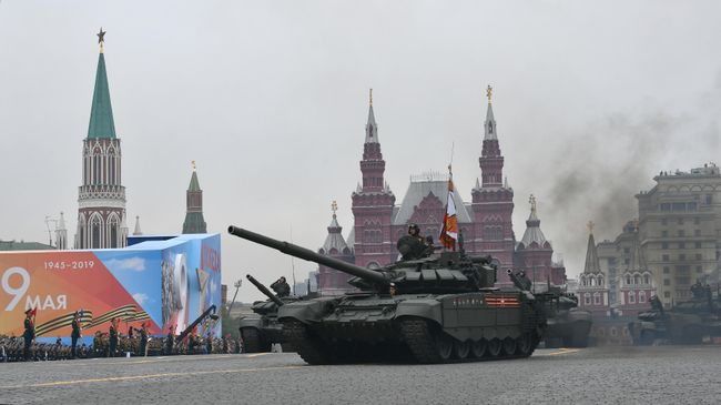 Танк Т-72Б3 на военном параде на Красной площади, посвящённом 74-й годовщине Победы в Великой Отечественной войне Танк Т-72Б3 на военном параде на Красной площади, посвящённом 74-й годовщине Победы в Великой Отечественной войне