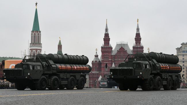 Транспортно-пусковая установка зенитного ракетного комплекса С-400 Триумф на военном параде на Красной площади, посвящённом 74-й годовщине Победы в Великой Отечественной войне Транспортно-пусковая установка зенитного ракетного комплекса С-400 Триумф на военном параде на Красной площади, посвящённом 74-й годовщине Победы в Великой Отечественной войне