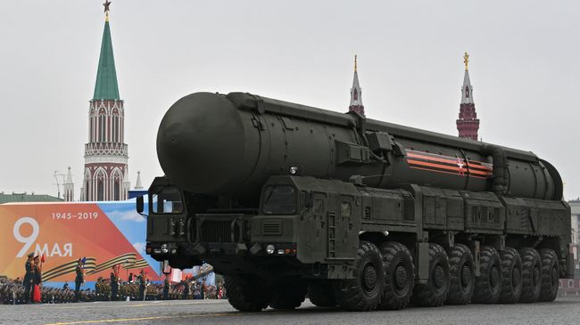 Автономная пусковая установка ПГРК Ярс на военном параде на Красной площади Автономная пусковая установка ПГРК Ярс на военном параде на Красной площади