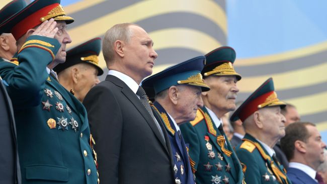 Президент РФ Владимир Путин выступает перед началом военного парада в ознаменование 74-й годовщины Победы в Великой Отечественной войне 1941–1945 годов на Красной площади в Москве Президент РФ Владимир Путин выступает перед началом военного парада в ознаменование 74-й годовщины Победы в Великой Отечественной войне 1941–1945 годов на Красной площади в Москве