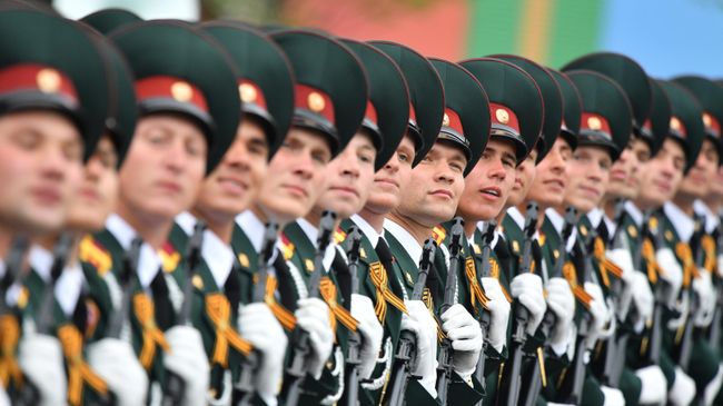 Курсанты Саратовского военного института войск Национальной гвардии РФ на военном параде на Красной площади, посвящённом 74-й годовщине Победы в Великой Отечественной войне Курсанты Саратовского военного института войск Национальной гвардии РФ на военном параде на Красной площади, посвящённом 74-й годовщине Победы в Великой Отечественной войне