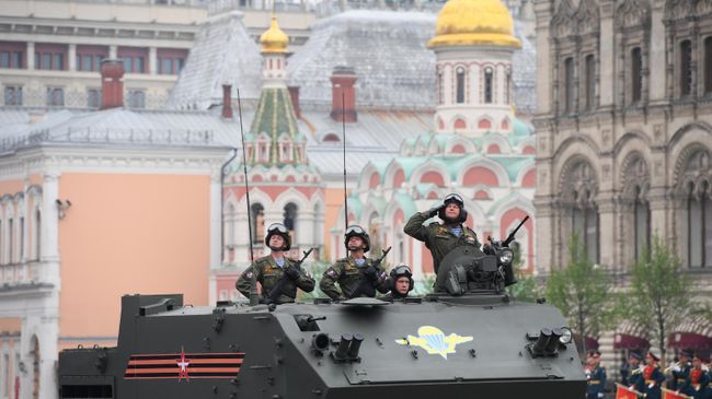 Военнослужащие на бронетранспортере БТР-МДМ Ракушка на военном параде на Красной площади, посвящённом 74-й годовщине Победы в Великой Отечественной войне Военнослужащие на бронетранспортере БТР-МДМ Ракушка на военном параде на Красной площади, посвящённом 74-й годовщине Победы в Великой Отечественной войне