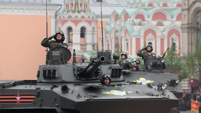 Военнослужащие на боевой машине десанта БМД-4М Садовница (на первом плане) на военном параде на Красной площади, посвященном 74-й годовщине Победы в Великой Отечественной войне