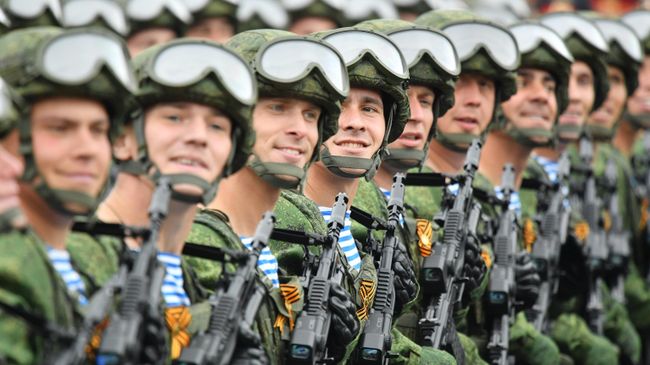 Военнослужащие 331-го гвардейского парашютно-десантного полка на военном параде на Красной площади, посвященном 74-й годовщине Победы в Великой Отечественной войне