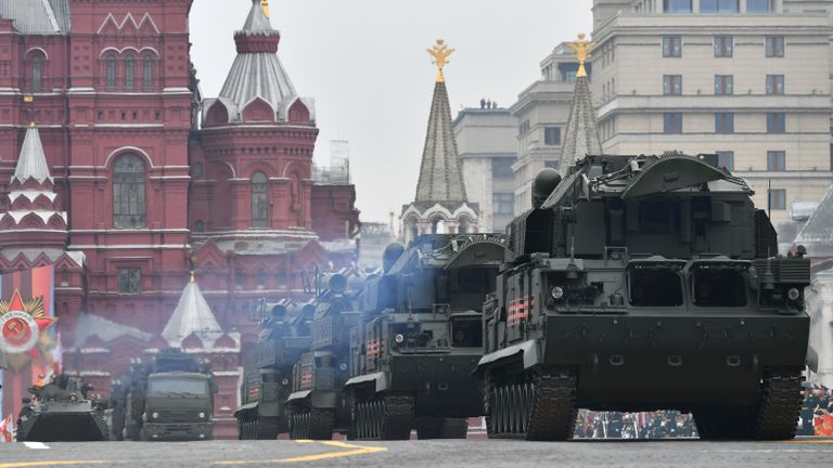 Всепогодный тактический зенитный ракетный комплекс ТОР-М2 на военном параде на Красной площади, посвящённом 74-й годовщине Победы в Великой Отечественной войне Всепогодный тактический зенитный ракетный комплекс ТОР-М2 на военном параде на Красной площади, посвящённом 74-й годовщине Победы в Великой Отечественной войне