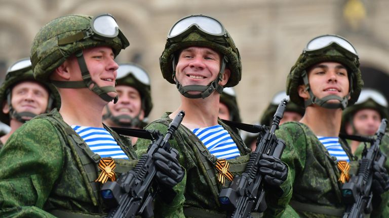 Военнослужащие 331-го гвардейского парашютно-десантного полка на военном параде на Красной площади, посвящённом 74-й годовщине Победы в Великой Отечественной войне Военнослужащие 331-го гвардейского парашютно-десантного полка на военном параде на Красной площади, посвящённом 74-й годовщине Победы в Великой Отечественной войне