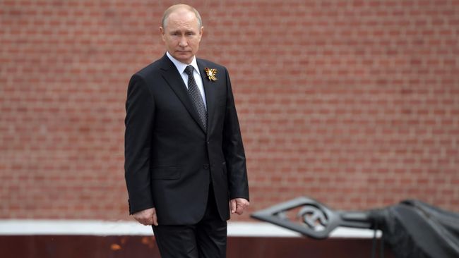 Владимир Путин на церемонии возложения цветов к Могиле Неизвестного солдата в Александровском саду. 9 мая 2019