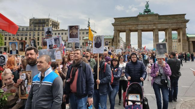 Участники акции памяти Бессмертный полк в Берлине. 9 мая 2019 Участники акции памяти Бессмертный полк в Берлине. 9 мая 2019