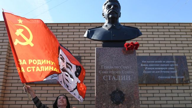 Торжественное открытие памятника Генералиссимусу Советского Союза И.В. Сталину на территории обкома КПРФ в Новосибирске Торжественное открытие памятника Генералиссимусу Советского Союза И.В. Сталину на территории обкома КПРФ в Новосибирске