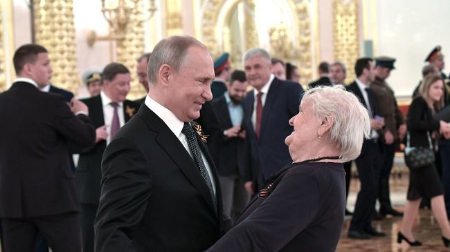 Президент РФ Владимир Путин и его классный руководитель Вера Гуревич