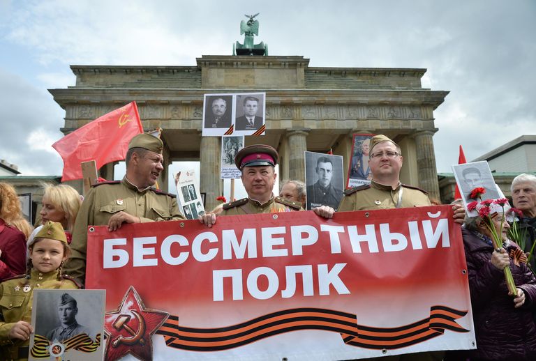 Участники акции Бессмертный полк у Бранденбургских ворот в Берлине Участники акции Бессмертный полк у Бранденбургских ворот в Берлине