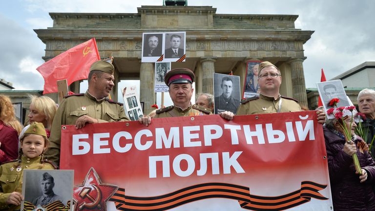 Участники акции Бессмертный полк у Бранденбургских ворот в Берлине Участники акции Бессмертный полк у Бранденбургских ворот в Берлине