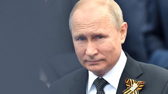 Президент РФ Владимир Путин во время военного парада в честь Победы Президент РФ Владимир Путин во время военного парада в честь Победы