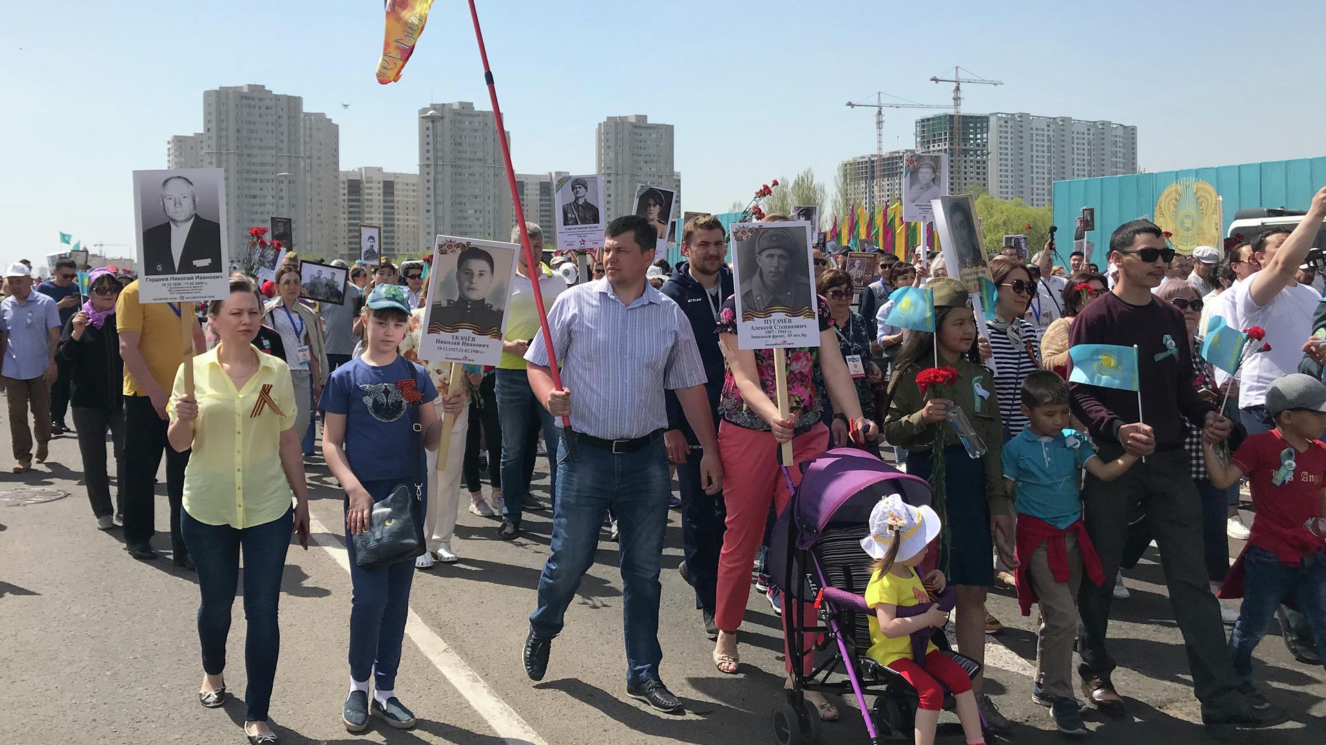 Участники акции Бессмертный полк в столице Казахстана Участники акции Бессмертный полк в столице Казахстана - РИА Новости, 1920, 28.04.2022
