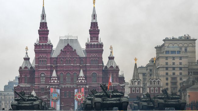 Танки Т-72Б3 на военном параде на Красной площади, посвящённом 74-й годовщине Победы в Великой Отечественной войне Танки Т-72Б3 на военном параде на Красной площади, посвящённом 74-й годовщине Победы в Великой Отечественной войне