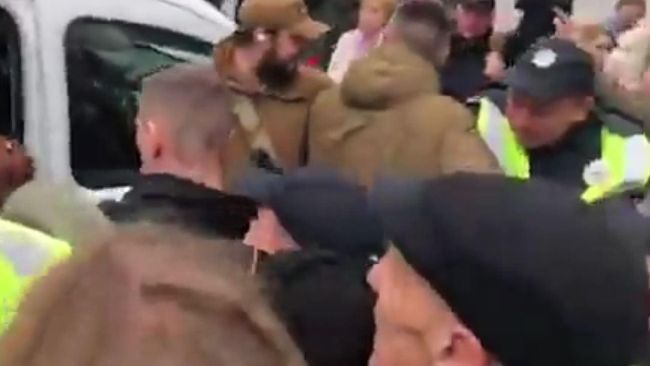 Опубликовано видео стычки участников Бессмертного полка с полицией в Киеве Опубликовано видео стычки участников Бессмертного полка с полицией в Киеве