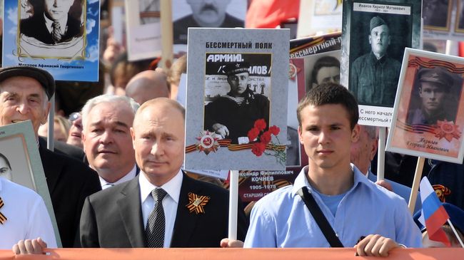 Президент РФ Владимир Путин с портретом своего отца-фронтовика Владимира Спиридоновича принимает участие в шествии патриотической акции Бессмертный полк в честь 74-й годовщины Победы в Великой Отечественной войне 1941-1945 годов Президент РФ Владимир Путин с портретом своего отца-фронтовика Владимира Спиридоновича принимает участие в шествии патриотической акции Бессмертный полк в честь 74-й годовщины Победы в Великой Отечественной войне 1941-1945 годов
