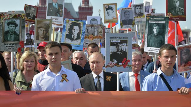 Президент РФ Владимир Путин с портретом своего отца-фронтовика Владимира Спиридоновича принимает участие в шествии патриотической акции Бессмертный полк в честь 74-й годовщины Победы в Великой Отечественной войне 1941-1945 годов