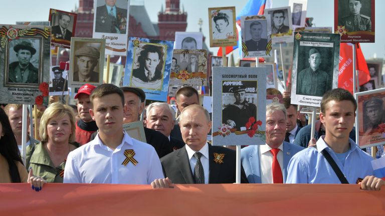 Президент РФ Владимир Путин с портретом своего отца-фронтовика Владимира Спиридоновича принимает участие в шествии патриотической акции Бессмертный полк в честь 74-й годовщины Победы в Великой Отечественной войне 1941-1945 годов Президент РФ Владимир Путин с портретом своего отца-фронтовика Владимира Спиридоновича принимает участие в шествии патриотической акции Бессмертный полк в честь 74-й годовщины Победы в Великой Отечественной войне 1941-1945 годов