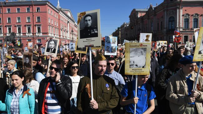 Участники акции Бессмертный полк в Санкт-Петербурге Участники акции Бессмертный полк в Санкт-Петербурге