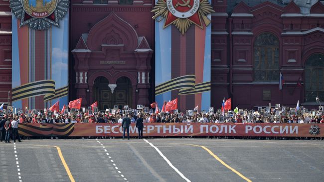 Участники акции Бессмертный полк на Красной площади в Москве