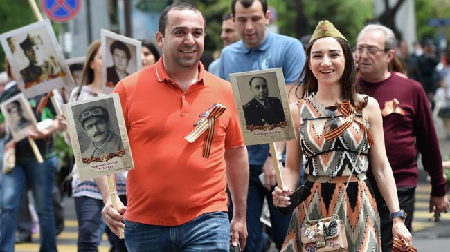 Участники акции Бессмертный полк в Ереване