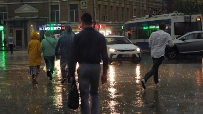 Прохожие во время дождя на одной из улиц в Москве