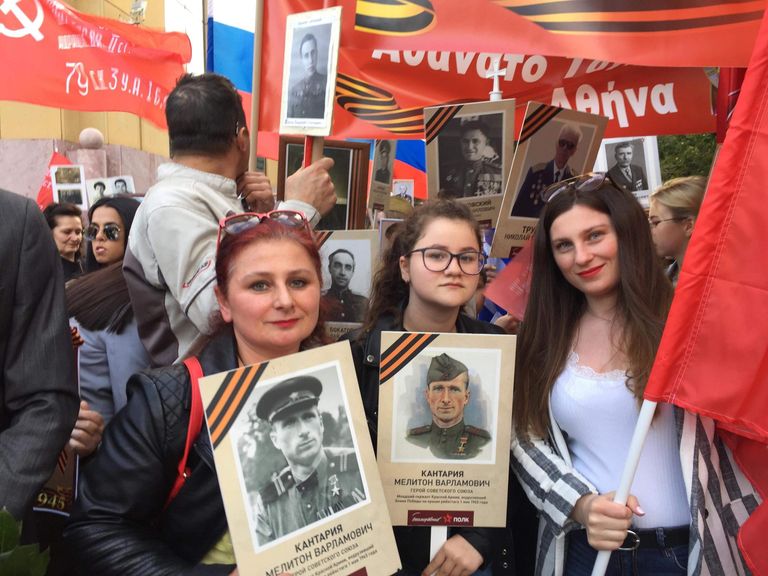 Внучка и правнучки Героя Советского Союза Мелитона Кантарии, водрузившего Знамя Победы на крыше здания Рейхстага, принимают участие в акции Бессмертный полк в Афинах, Греция. 9 мая 2019 