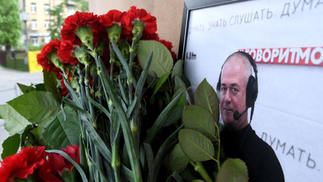 Цветы у здания редакции Говорит Москва в память о главном редакторе радиостанции Сергее Доренко Цветы у здания редакции Говорит Москва в память о главном редакторе радиостанции Сергее Доренко