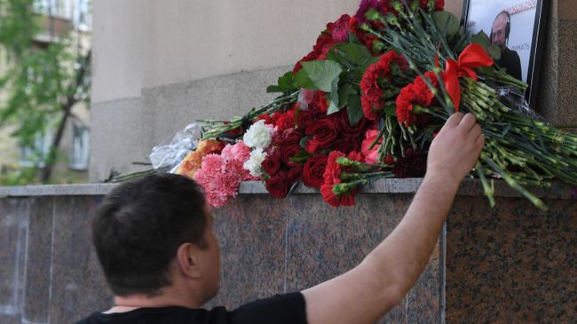 Мужчина возлагает цветы к зданию редакции Говорит Москва в память о главном редакторе радиостанции Сергее Доренко Мужчина возлагает цветы к зданию редакции Говорит Москва в память о главном редакторе радиостанции Сергее Доренко