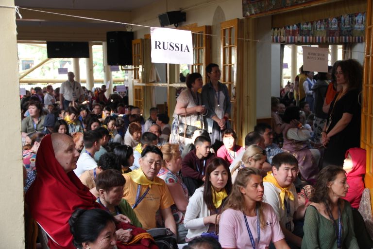 Российские паломники на духовных учениях Далай-ламы в Дхарамсале, Индия Российские паломники на духовных учениях Далай-ламы в Дхарамсале, Индия
