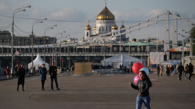 Прохожие в Парке Горького в Москве.