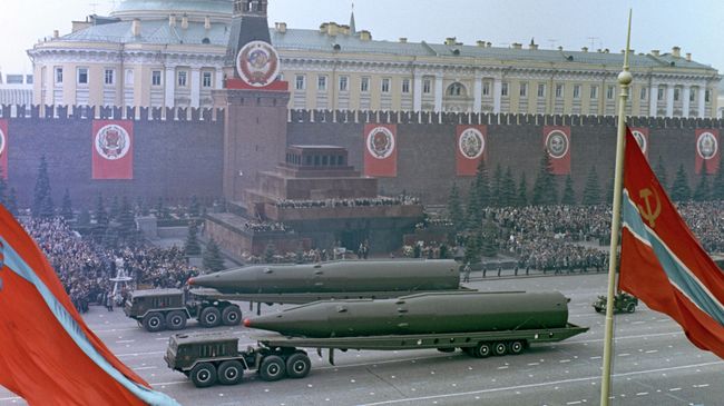 Военный парад на Красной площади в честь 20-летия Победы в Великой Отечественной войне. 9 мая 1965 Военный парад на Красной площади в честь 20-летия Победы в Великой Отечественной войне. 9 мая 1965