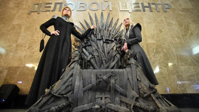 Железный трон из сериала Игра престолов на станции метро Деловой центр Железный трон из сериала Игра престолов на станции метро Деловой центр