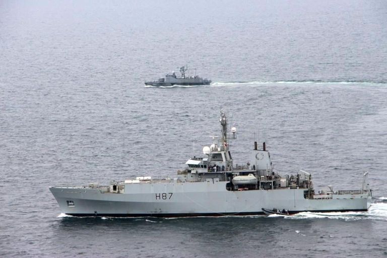Корабль Королевских ВМС Великобритании HMS Echo (H87) и украинский ракетный катер Прилуки во время учений в акватории Черного моря Корабль Королевских ВМС Великобритании HMS Echo (H87) и украинский ракетный катер Прилуки во время учений в акватории Черного моря