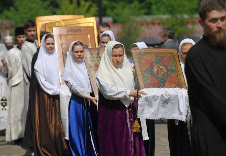 Прихожане с иконами во время крестного хода в духовном центре старообрядчества Рогожская слобода в Москве Прихожане с иконами во время крестного хода в духовном центре старообрядчества Рогожская слобода в Москве