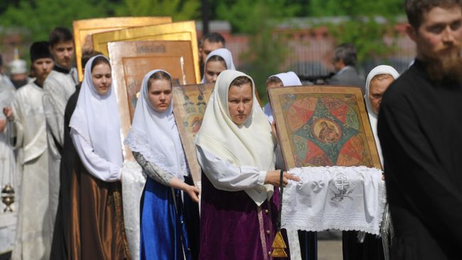 Прихожане с иконами во время крестного хода в духовном центре старообрядчества Рогожская слобода в Москве