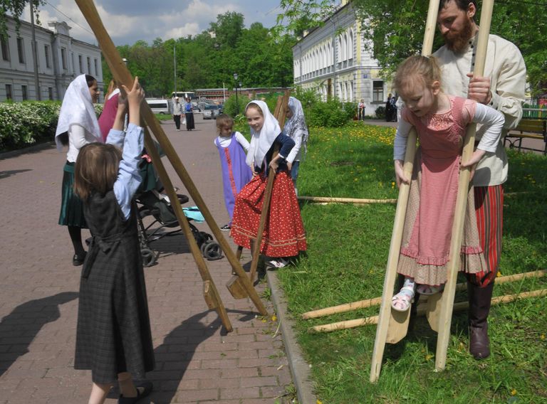 Участники развлечений на ходулях в день праздника Святых Жён-Мироносиц в духовном центре старообрядчества Рогожская слобода в Москве Участники развлечений на ходулях в день праздника Святых Жён-Мироносиц в духовном центре старообрядчества Рогожская слобода в Москве
