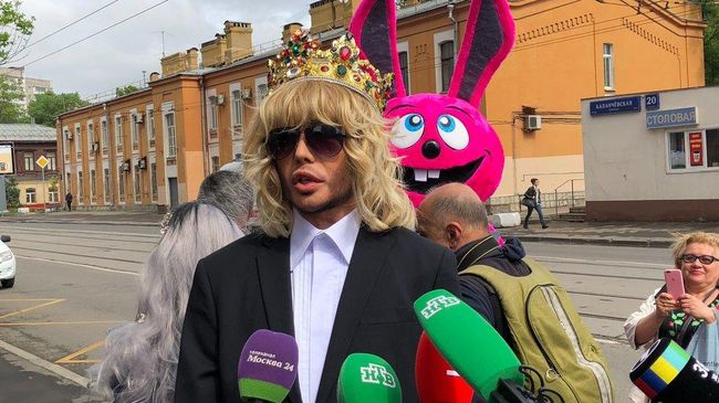 Стилист Сергей Зверев у Тверского районного суда перед заседанием по делу об одиночном пикете на Красной площади в защиту озера Байкал Стилист Сергей Зверев у Тверского районного суда перед заседанием по делу об одиночном пикете на Красной площади в защиту озера Байкал