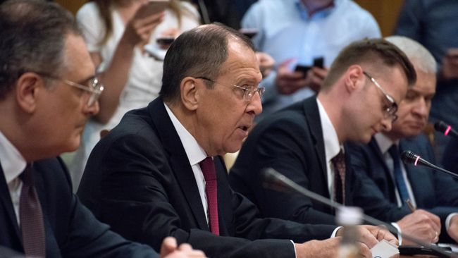 Министр иностранных дел России Сергей Лавров во время встречи с министром иностранных дел Китая Ван И в Сочи. 13 мая 2019 Министр иностранных дел России Сергей Лавров во время встречи с министром иностранных дел Китая Ван И в Сочи. 13 мая 2019