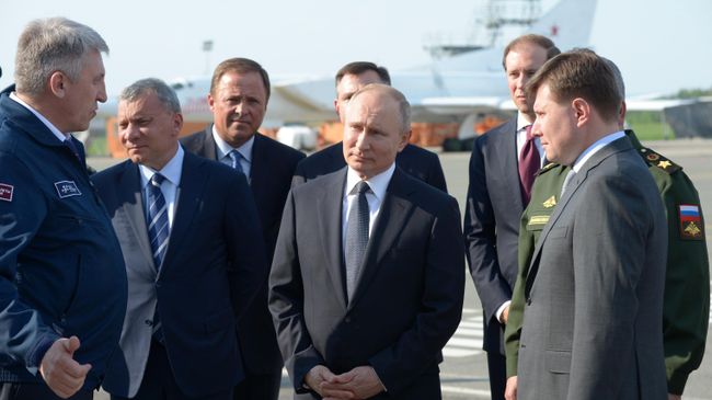 Президент РФ Владимир Путин на площадке осмотра авиационной техники во время посещения Казанского авиационного завода имени С. П. Горбунова Президент РФ Владимир Путин на площадке осмотра авиационной техники во время посещения Казанского авиационного завода имени С. П. Горбунова