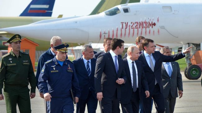 Президент РФ Владимир Путин на площадке осмотра авиационной техники во время посещения Казанского авиационного завода имени С. П. Горбунова Президент РФ Владимир Путин на площадке осмотра авиационной техники во время посещения Казанского авиационного завода имени С. П. Горбунова