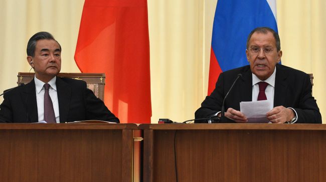 Министр иностранных дел России Сергей Лавров и министр иностранных дел Китая Ван И во время встречи в Сочи Министр иностранных дел России Сергей Лавров и министр иностранных дел Китая Ван И во время встречи в Сочи