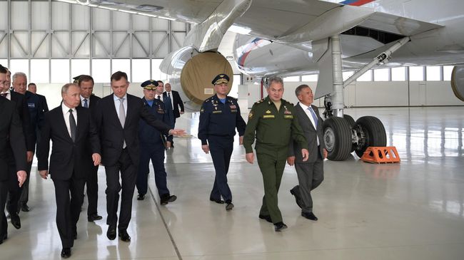 Президент РФ Владимир Путин во время посещения Казанского авиационного завода имени С. П. Горбунова - филиала ПАО Туполев в Казани